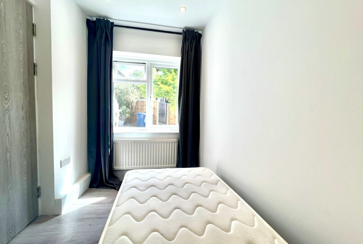 Selborne Gardens, Hendon, NW4 4SH