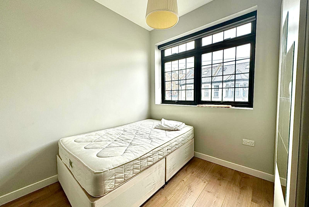Oakland Road, Crickelwood, NW2