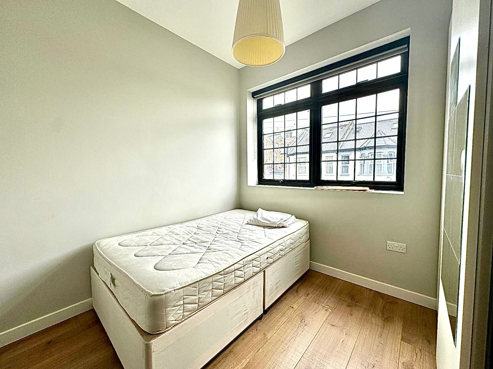 Oakland Road, Crickelwood, NW2