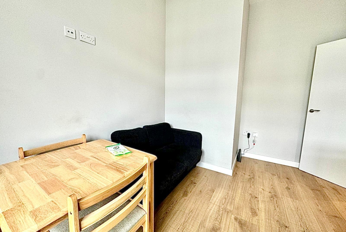 Oakland Road, Crickelwood, NW2