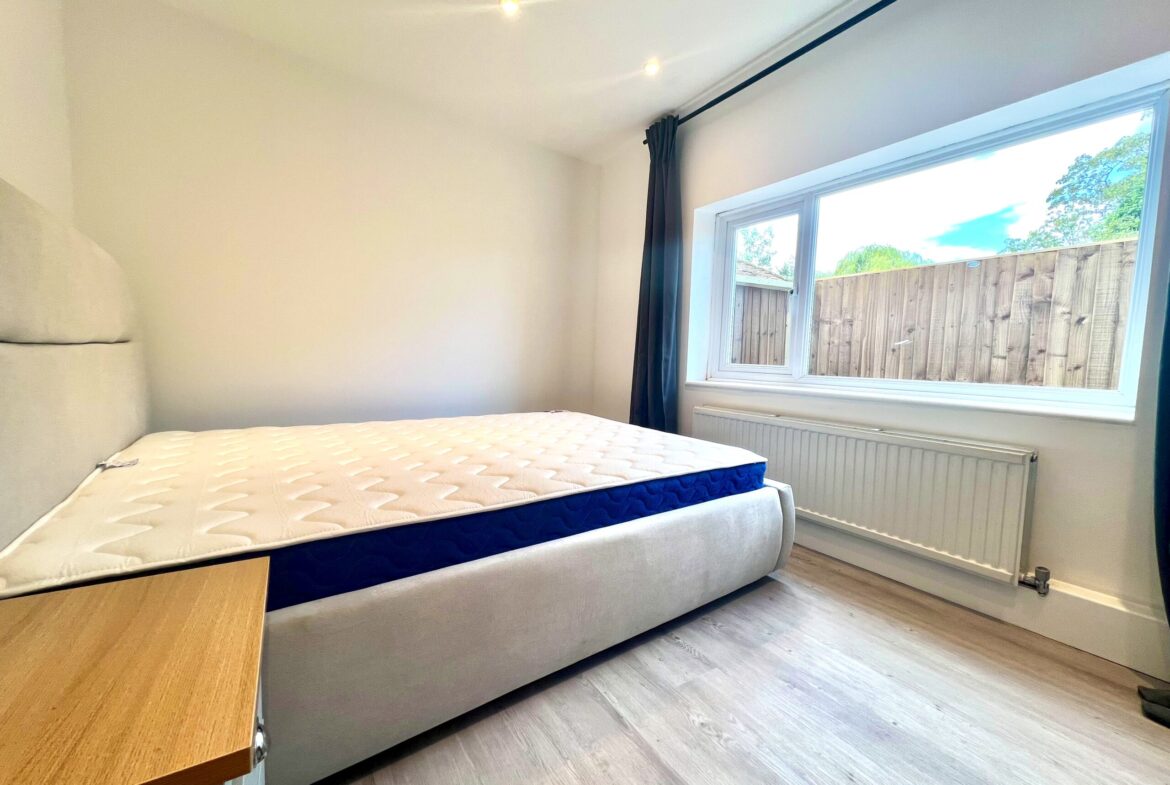 Selborne Gardens, Hendon, NW4 4SH