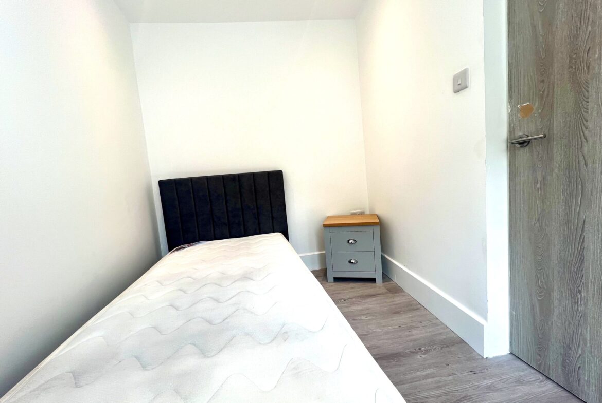 Selborne Gardens, Hendon, NW4 4SH